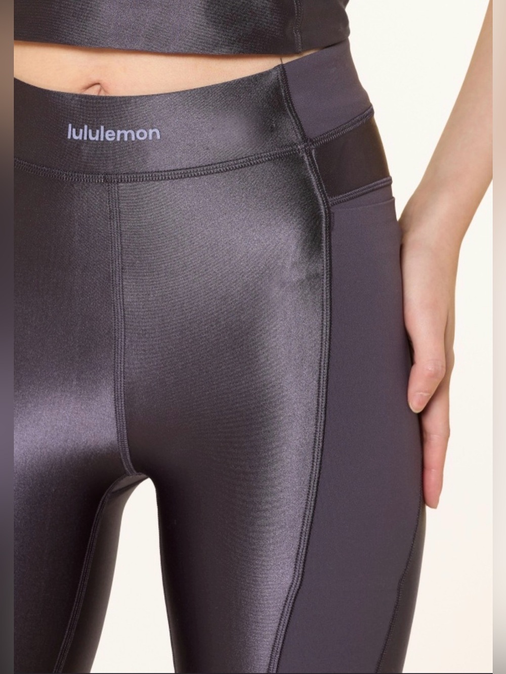 Lululemon High-Rise Shiny Leggings in Deep black, size 6